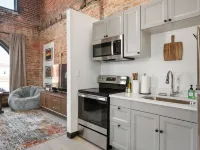 Cozy 1-bedroom apartment in fabulous Wabash with WiFi, AC Hotels in Wabash