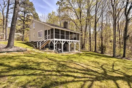 Stylish 3Br Lakefront Home on Kerr Lake