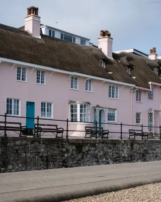 Holiday Cottage with seafront beach hut - sleeps 4 Hotels near The Cobb