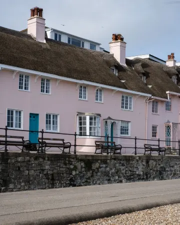 Holiday Cottage with seafront beach hut - sleeps 4 Отели в г. Лайм-Регис