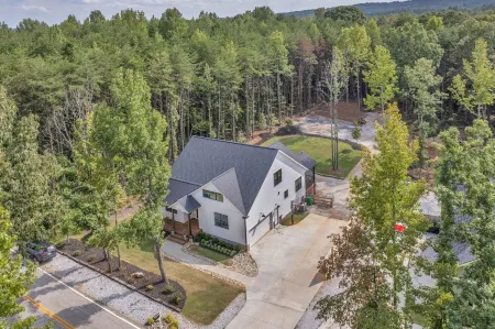Emmy’s House - Modern Farm House near Paris Mtn