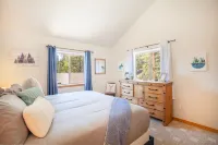 🕹️Arcade ♨️Hot Tub👑King Bed🏔️2 Decks🔭-Base Camp Mountain Chalet
