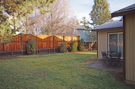 Northeast Bend House - Fenced Yard - EV Outlet Level 1 -Dogs Are Welcome!