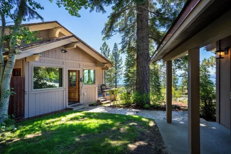 Panoramic Lake View Home,Tahoe City,New Remdl,HotTub,EVchrgr,Private Beach Club! Отели в г. Тахо-Сити