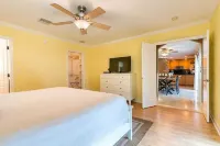 Palm Villa: New Remodel / Waterfront / Salt Water Pool!