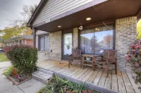 3 bedroom 2 bathroom whole house- up to 8 people Hotels in Westland