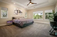 Luxury 5Br Cabin! Massage Chair! Walk to the Beach! 26 Mi to Yosemite!