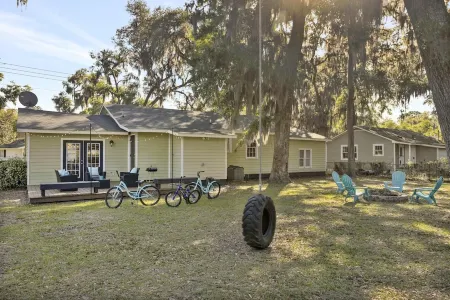 Stylish, Spacious 3 Bedroom Home - FREE BIKES-