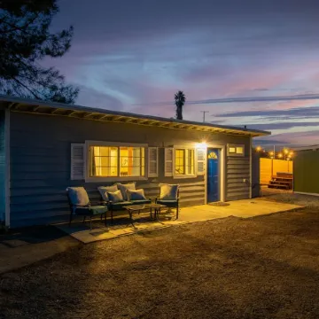 Charming Winchester Guesthouse near Wine Country Отели в г. Менифи