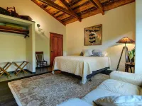 Escape to your private oasis perched on a cliff with a jungle view 鄰近萊曼眾議院紀念館的酒店