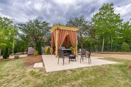 Dream Maker Cabin w/Hot Tub - Sleeps 6