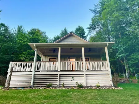 Misty Pine Place newly built Cabin/Fire-Pit/Hiking Отели в г. Пайн Суомп