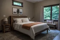 Hidden Retreat on 30 Wooded Acres 5 Miles to Town Hotels near St Mark's United Methodist Church