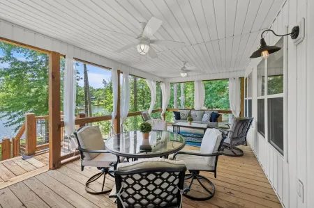 A New Beautifully Decorated Lake Home With Great Outdoor Living Space