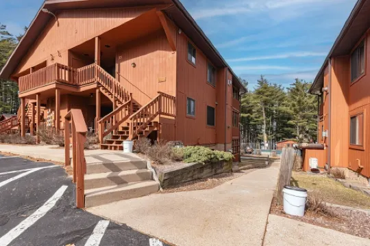 Poolside Villa on Lake Delton