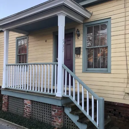 Historic King Bed Cottage, Pvt Parking, Pvt Patio, Flexible Cancellations
