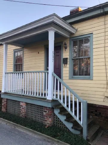 Historic King Bed Cottage, Pvt Parking, Pvt Patio, Flexible Cancellations