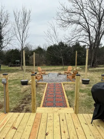 Cozy cabin, hot tub, high speed internet in the heart of the Shawnee