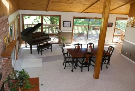 Spacious Retreat with Outdoor Firepit & Large Deck Отели в г. Робертсон