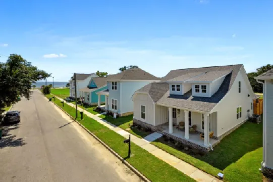 Luxury Home Walk to Beach / Restaurants EV Charger / new construction built 2022 Hotels in 