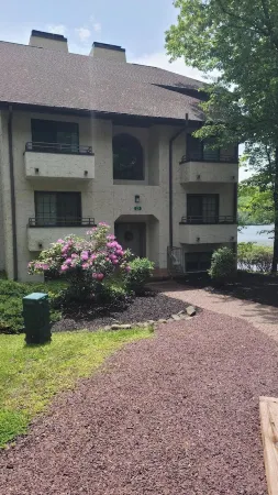 SPACIOUS LAKEFRONT PENTHOUSE ON BIG BOULDER LAKE!  4-SEASON FUN!