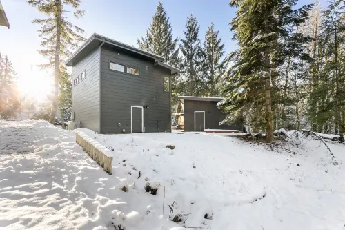 Contemporary and Cozy Cabin