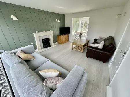 Island House is a spacious 4 bedroom detached house