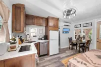 Julian Cafe Couples Cottage - Breakfast Included at The Julian Cafe & Bakery!