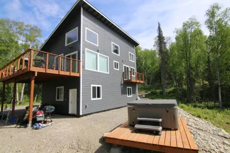 Lake front - 2 bedroom, 1 loft home with hot tub Отели в г. Матануска-Суситна