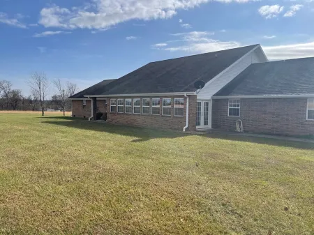 Country Charm! Billiards and Ping Pong Table & Sunroom, Spacious & Sleeps 14!