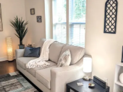 Tiny Cottage w/Private Workspace in the Heart of Davidson! Ξενοδοχεία στην πόλη Davidson