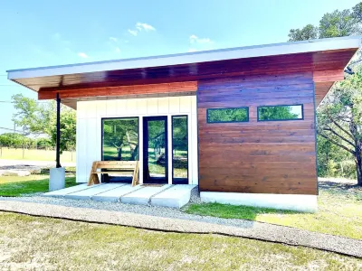 Cozy/Cute Tiny House close to wineries, wedding venues & outdoor fun Hôtels à proximité de : Ian's Chapel at Camp Lucy