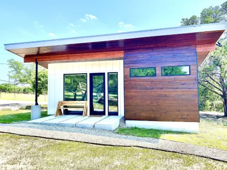 Cozy/Cute Tiny House close to wineries, wedding venues & outdoor fun Отели рядом с достопримечательностью «Ian's Chapel at Camp Lucy»