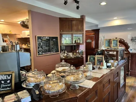 NEW Updated, SUNSETCABIN:3 bd,1.5 bth, secluded, beautiful views, deck, sleeps 6