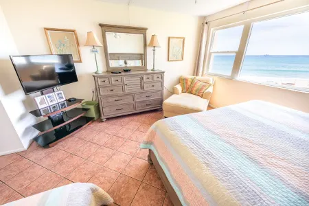 Ocean Front Complex -beautiful Ocean Views! Can't Get Any Closer To The Ocean! Отели в г. Сателлит Бич