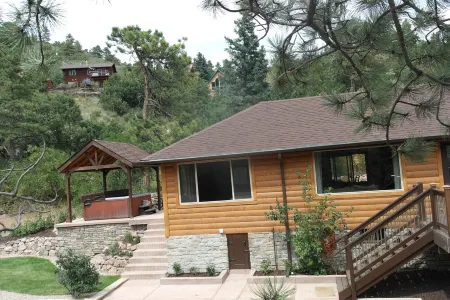 Best views in Green Mountain Falls with HOT TUB & EV Charger