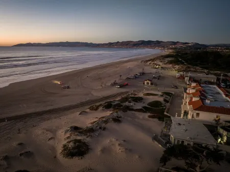 Strandcastle Beach House - Oceanfront! - You're right on the sand! Отели в г. Ошено