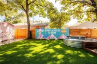 Heated Pool-Sleeps 10-Fire Pit- 2miles Downtown! Hotels in Central Austin