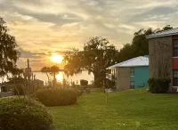 Cozy 2 bedroom water view retreat nestled in the heart of downtown Mount Dora.