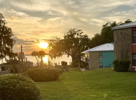 Cozy 2 bedroom water view retreat nestled in the heart of downtown Mount Dora. Отели рядом с достопримечательностью «Walmart Garden Center»