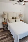 'Moe's Cabin' in the heart of Adelaida wine country Hotels near Vines on the Marycrest