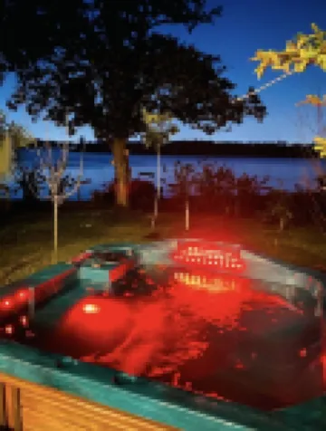 Hot tub, waterfront, Bush Gardens, kajaks, fishing