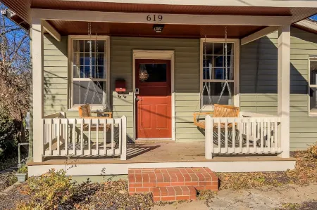 Cottage On Main- In The Heart Of Weston Отели рядом с достопримечательностью «Зона Роза Таун Сентер»