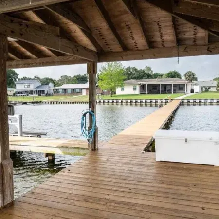 Tranquil Lakefront Retreat