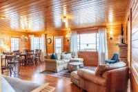 Cozy Clean Waterfront Cabin on Sugar Lake - Ice Fishing, Ski/Snowboard Nearby