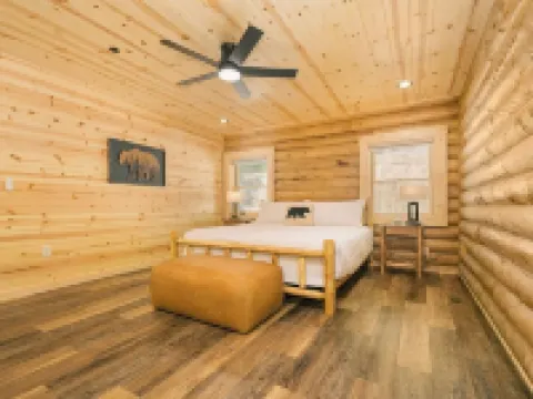 Brand NEW Build! Five Master Suites~Bunk Room~INDOOR POOL, Game ROOM & Hot Tub! Hotels in McHenry