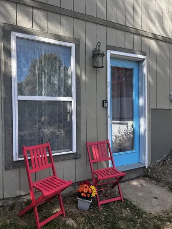 Charming 1-bedroom apartment in downtown historic Weston Отели рядом с достопримечательностью «Зона Роза Таун Сентер»