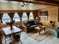 EAGLE LODGE - Cozy Cabin Overlooking the Beautiful E. Fork of the Chippewa River Hotels in Draper
