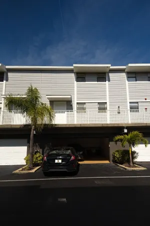 Beautiful Townhome Steps from Beach Отели рядом с достопримечательностью «Сисайд Сиберд Санкчури»