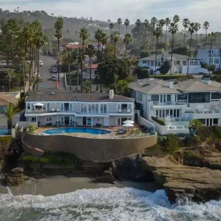 Beachfront Windansea Escape ideal for families